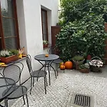 Little Quarter بيت شباب