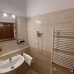 Little Quarter بيت شباب